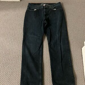 Eddie Bauer
Relaxed Fit
Size: 35x32
Color: Dark Blue
Smoke Free Pet Free Home